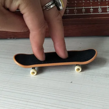 1 BUC Culoare Aleatorii Creative Deget Mini Skateboard Grif Aliaj de Stenturi Frecarea Degetul Scuter Skate-Internat pentru Copii Jucarii